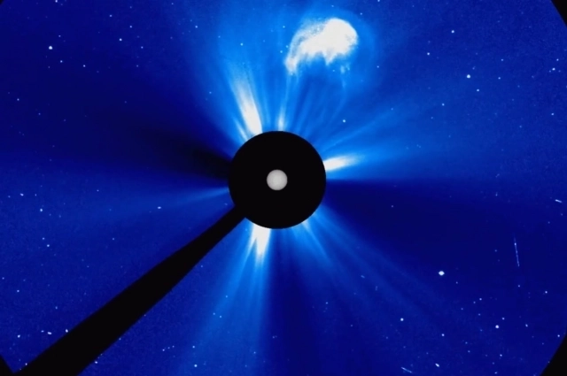 Мощные выбросы плазмы иногда можно увидеть невооружённым глазом.