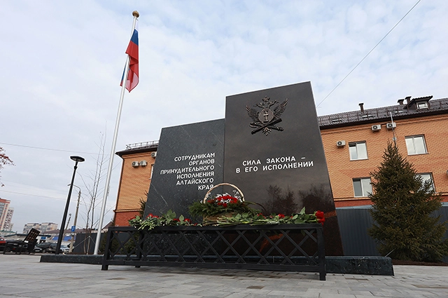 Памятный знак приставам на улице Пушкина.