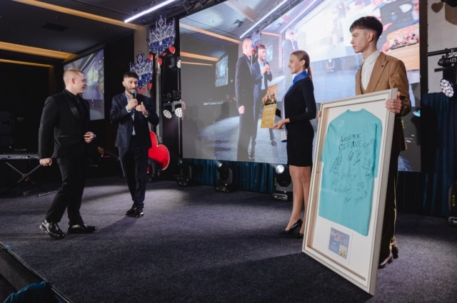 Футболка с автографами «звёзд» коллектива «Уральские пельмени».