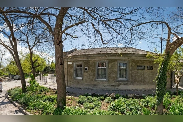 Евпатория, дом Караеква: отсюда в 2002 варвары похитили памятную табличку.