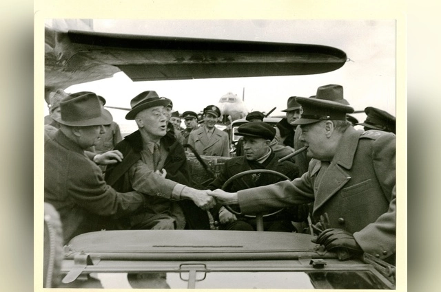 Встреча Рузвельта и Черчилля, Сакский аэродром.