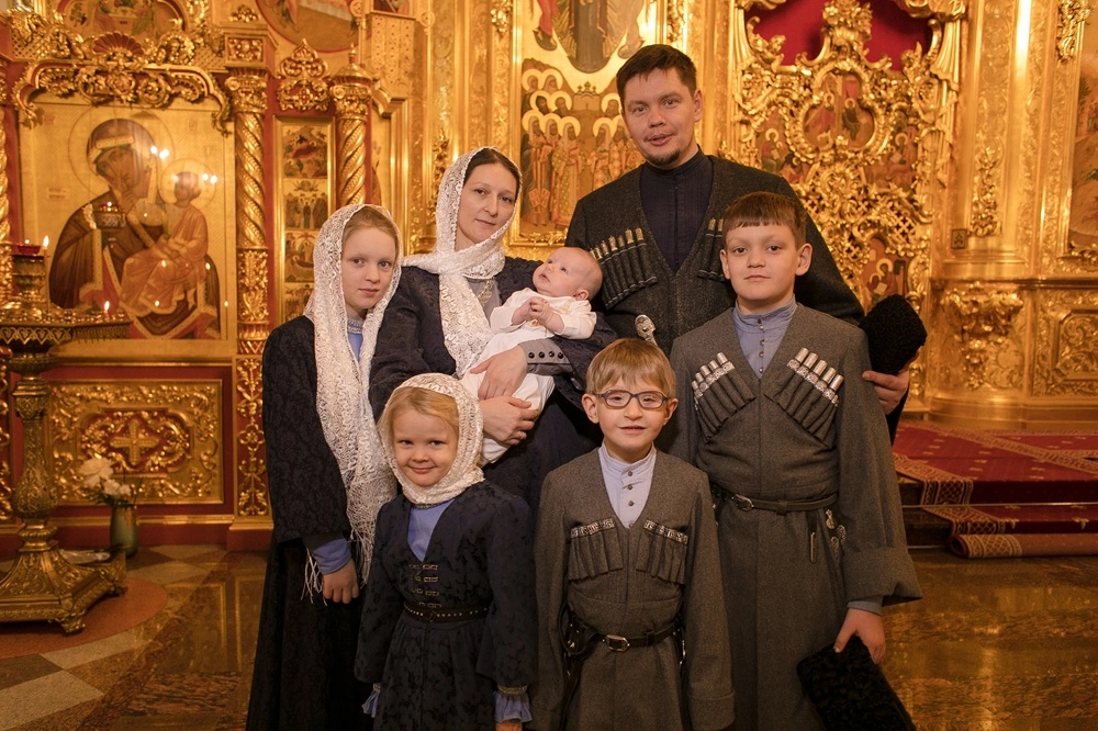 Недалеко от дома, где сейчас живёт семья, есть храм, прихожанами которого они являются.