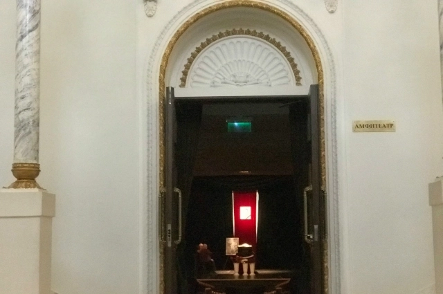 Артиста провожают на главной сцене Драматического театра Пушкина.