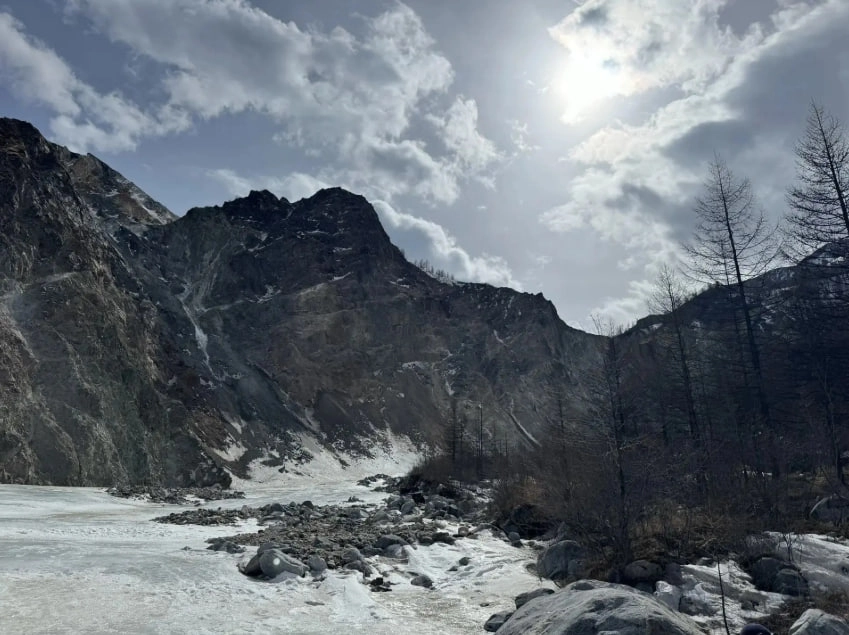 Лавина накрыла туристов на одном из переходов.