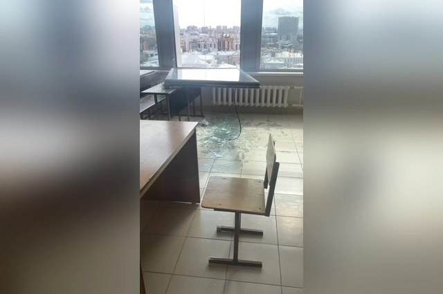 Ураган выбил окна в университете.