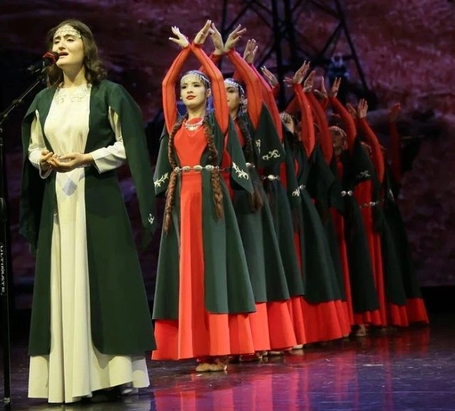 Ансамбль Адана знакомит с культурой и историей Армении.