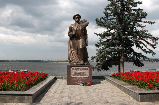 Памятник генералу Василию Маргелову на набережной имени Ленина в Днепропетровске.