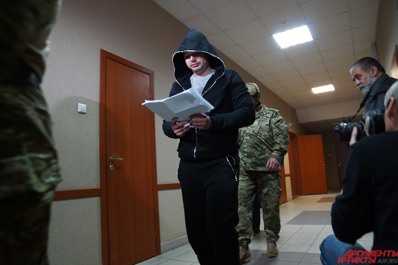 Евгений Балуев был доставлен в суд спецконвоем в сопровождении двух человек в униформе и масках. 