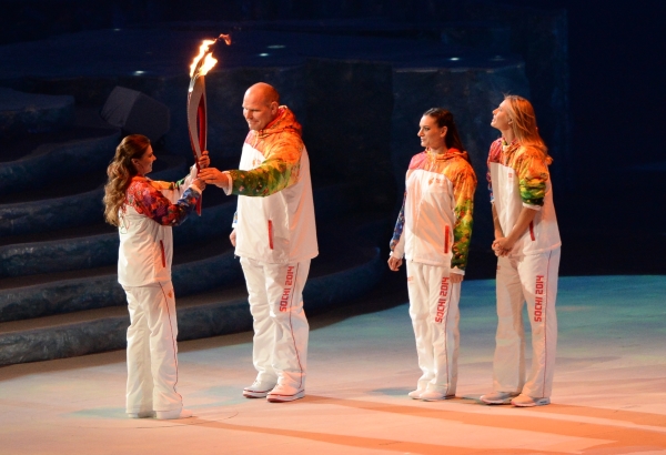 Эстафету Олимпийского огня завершали: Алина Кабаева, Александр Карелин, Елена Исинбаева и Мария Шарапова