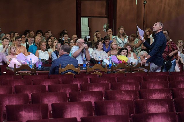 Художественный руководитель Московского драматического театра на Малой Бронной Сергей Голомазов (справа) во время сбора труппы театра перед началом нового сезона.