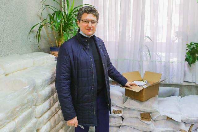 Замглавы администрации района Игорь Пономарев помогает в формировании и развозке продуктов.