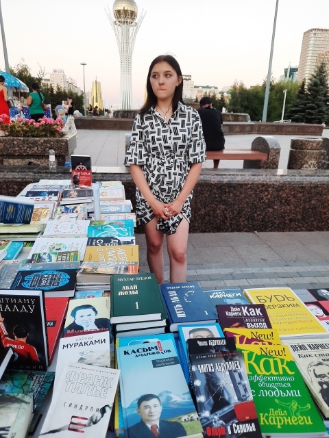 Книжный развал с казахской классикой в центре столицы.