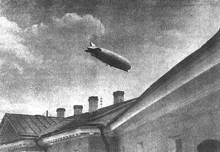 Дирижабль «Норвегия» над пл. 25-го октября (бывшей Петровской площадью) Петрозаводска. Репродукция из газеты «Красная Карелия», 6 мая 1926 года.