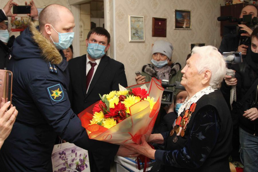 Для 100-летней ветерана Великой Отечественной организовали праздник у дома