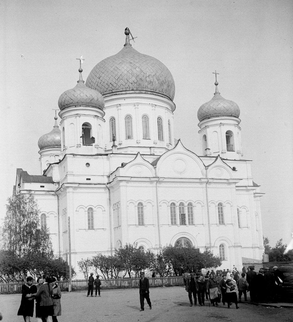 Лето 1930 года. Снизу Виктора Клишко не видно. Но результат деятельности налицо. Креста на главном куполе кафедрального собора сейчас не будет. 