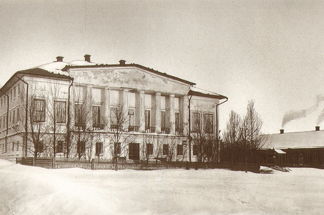Дом, где родился Л. Н. Толстой, 1828 г. В 1854 году дом проигран писателем в карты, разобран и вывезен в село Долгое. Сломан в 1913 г.