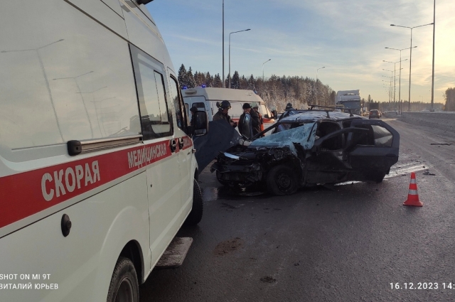 В аварии на Восточном обходе Перми 16 декабря столкнулись три автомобиля.