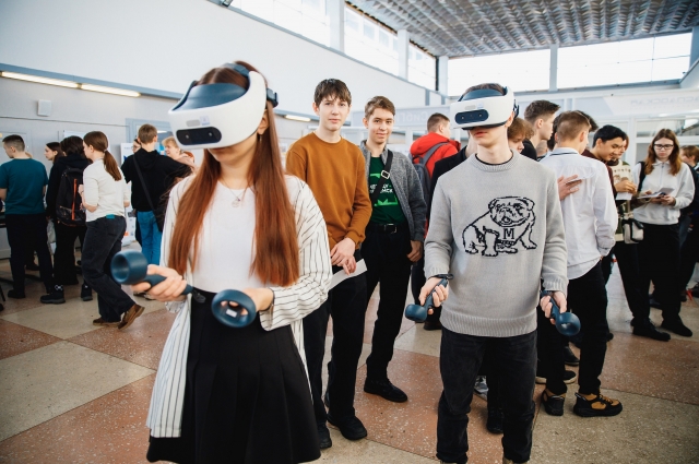 Школьники участвовали в VR-туре по шахте.