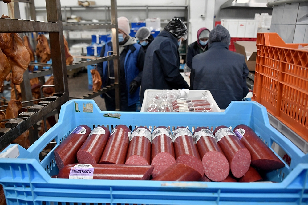 Производство вялено-копченой колбасы.