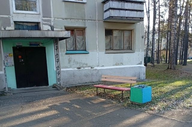 На этой лавочке мальчик сидел и плакал после инцидента с поводком, рассказывают местные жительницы. 