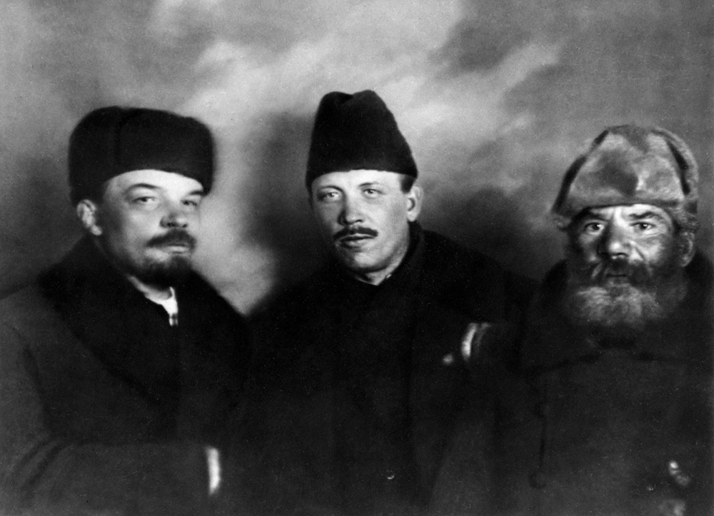 Владимир Ильич Ленин, Демьян Бедный - русский советский поэт и Федор Дмитриевич Панфилов - делегат от Украины (слева направо) во время работы VIII съезда РКП(б). 18-23 марта 1919 года, Москва.