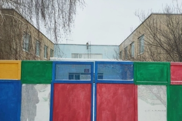 Закрытые ворота садика в Воскресенке.