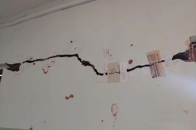 По стенам здания идут огромные трещины.