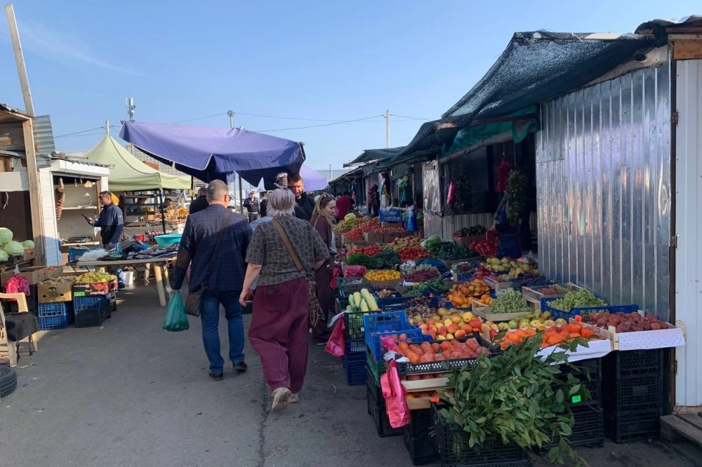 Горожане приезжают на рынки в выходные дни.