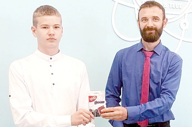 Матвей Грачёв на награждении в школе.