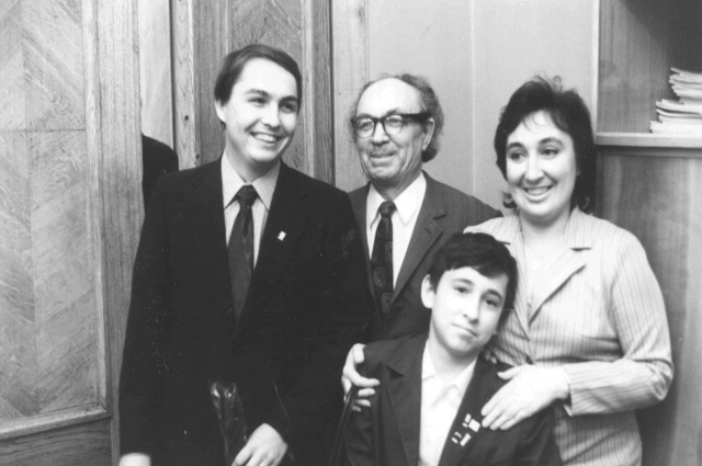 Назиб Жиганов с дочерью Светланой, сыном Рустэмом и внуком Алексеем. Казань, консерватория, 1972 г.