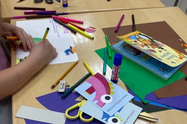 Можно просто порисовать, если такое занятие больше по душе ребёнку