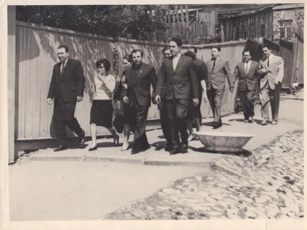 Юрий Гагарин идёт к музею, сопровождаемый калужской делегацией (рядом Михаил Данилов). 