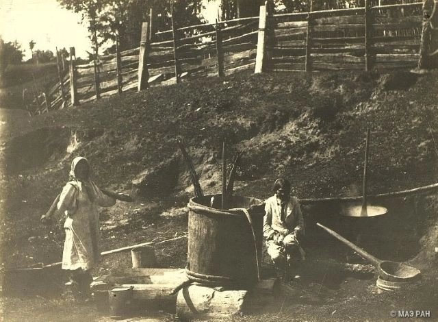 Так чувашские женщины варили пиво в старину, фото 1909 года из фондов Госархива истории Чувашии.