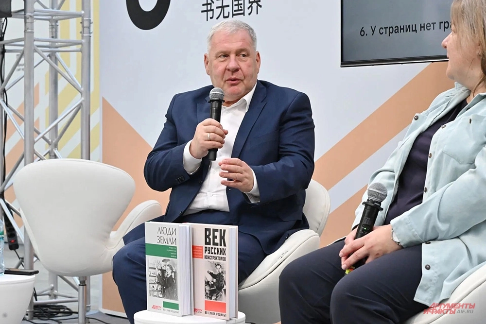 Михаил Чкаников.