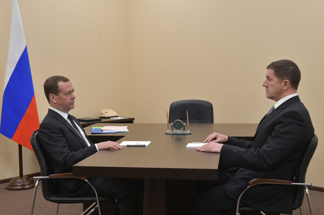 Председатель правительства РФ Дмитрий Медведев и представленный на должность президента ПАО «Ростелеком» Михаил Осеевский.