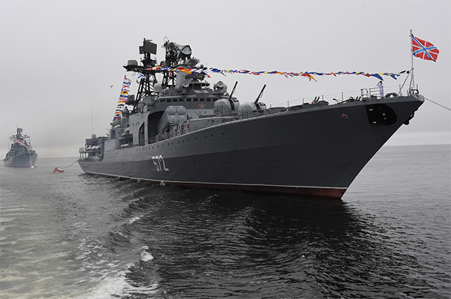 Большой противолодочный корабль проекта 1155 «Адмирал Виноградов» на генеральной репетиции парада ко дню ВМФ во Владивостоке.