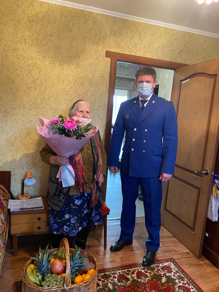 В преддверии новогодних праздников представители прокуратуры посетили вдову ветерана и вручили ей подарки