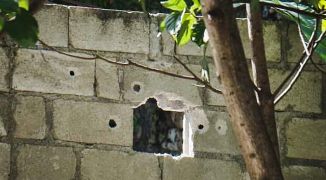 Отверстия от пуль в фасаде дома президента Гаити Жовенеля Моиза в Порт-о-Пренсе, Гаити.