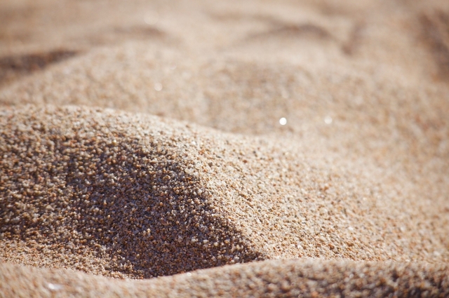 Песок поможет равномерно распределить семена.