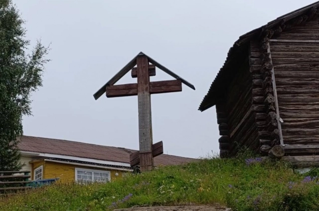 В Азаполье есть несколько крестов, один из которых поставлен в честь старообрядцев-самосожженцев. 