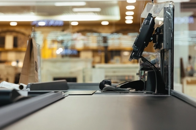 Мигрант некрасиво вел себя в магазине.