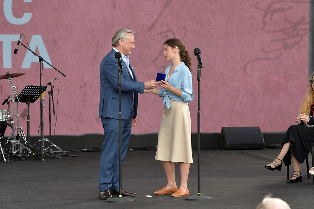 специальный приз от «АиФ» Варваре Заборцевой вручил генеральный директор издательского дома Руслан Новиков