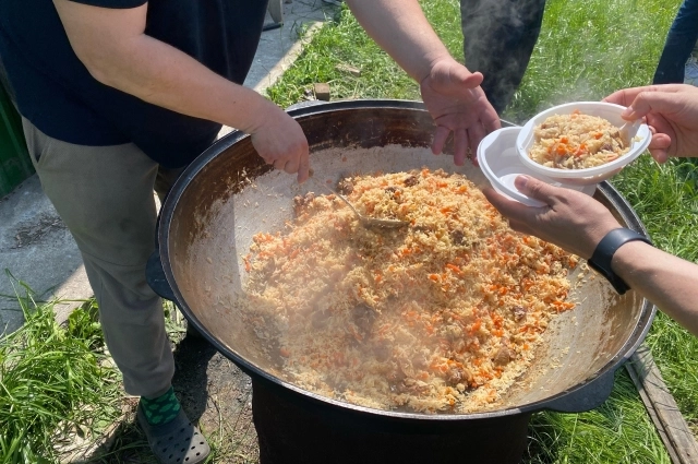 Из мяса жертвенного животного к обеду сделали праздничный плов.