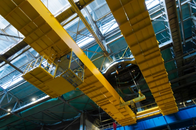 Парк грузоподъемного оборудования ВИЗ-Стали пополнил новый мостовой кран