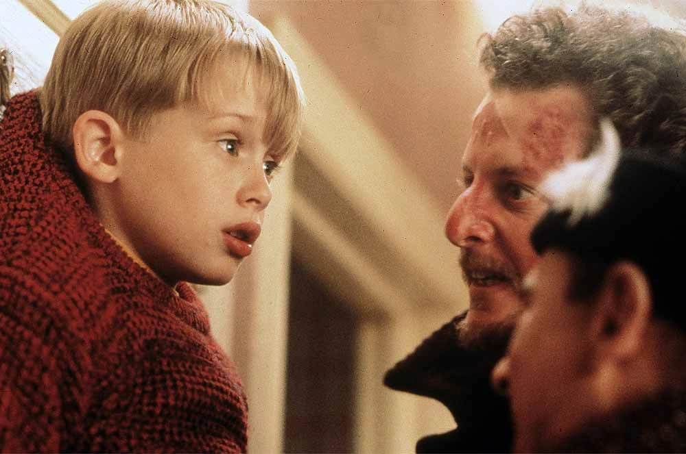 «Один дома» Криса Коламбуса, в&nbsp;главных ролях Маколей Калкин, Дэниел Стерн и&nbsp;Джо Пеши.