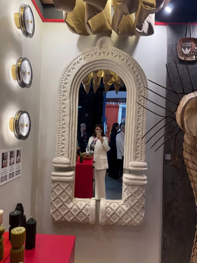 Рама с архитектурным узором повторяет силуэты древних порталов и окон