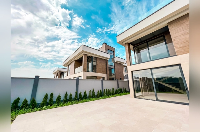 Семья экс-чиновника часто отдыхала в Сочи, где у них были коттедж и элитная квартира.