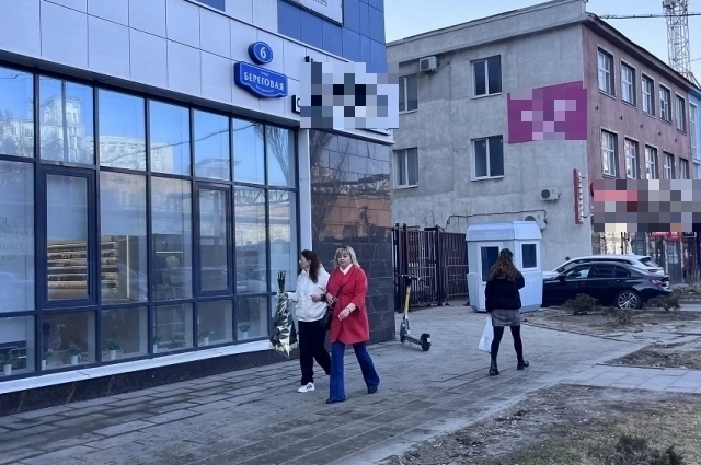 Рядом с ЖК располагается много цветочных павильонов. 8 марта здесь был ажиотаж.