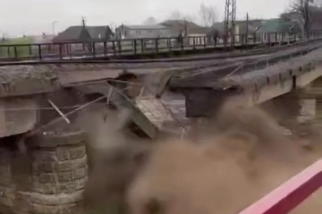 Кадры падения железнодорожного моста в Хасавюрте. 