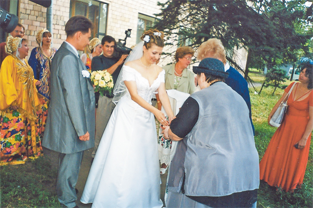 Невеста у подъезда мамы на улице Коштоянца.  Композитор Ирина Шведова справа в красном.